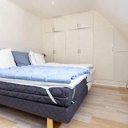 3 Person In Aeroskobing-by Traum