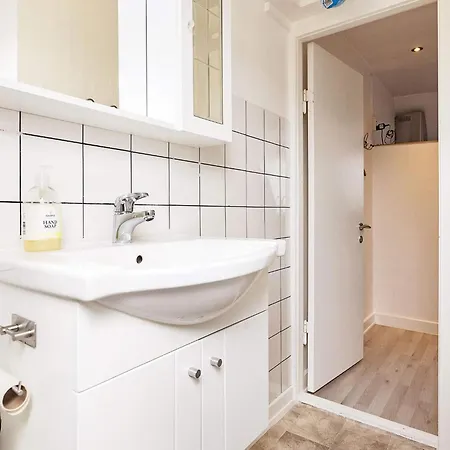 3 Person In Aeroskobing-by Traum * Ærøskøbing